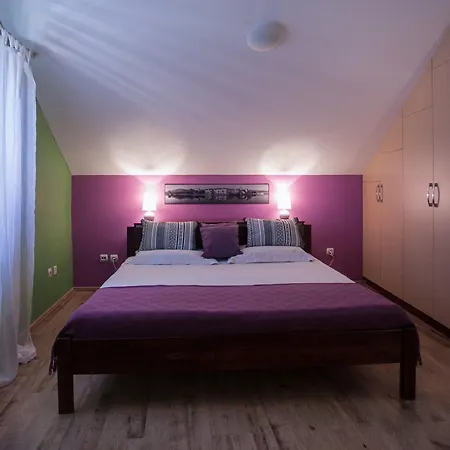 Apartment & Room Ursa Apartman