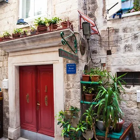 Διαμέρισμα Apartment & Room Ursa Τρογκίρ